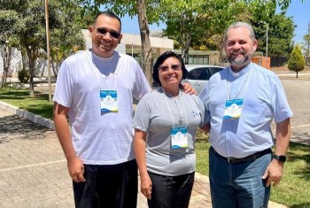 Ir. Gervis Monteiro, padre Alex Mota e dom José Albuquerque na ampliada da CMOVIC, em Brasília