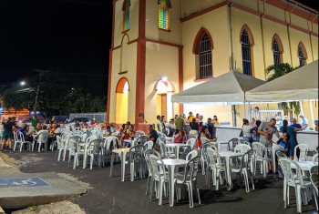 Praça Iluminada: Uma Noite Alegre de Fé e Comunidade